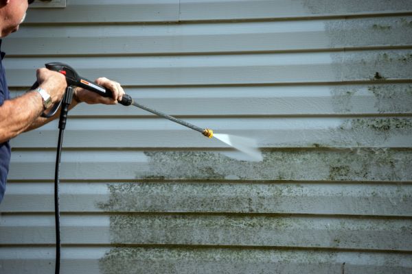 Vinyl Siding Power Washing in Easley
